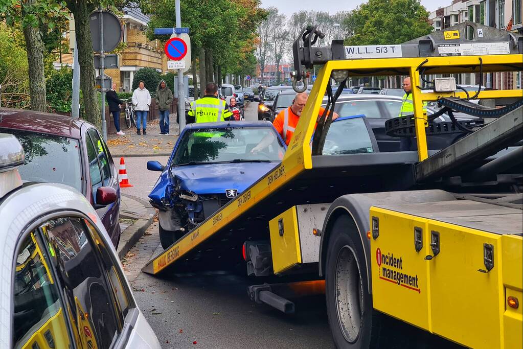 Bestuurder botst tegen boom en gaat ervandoor