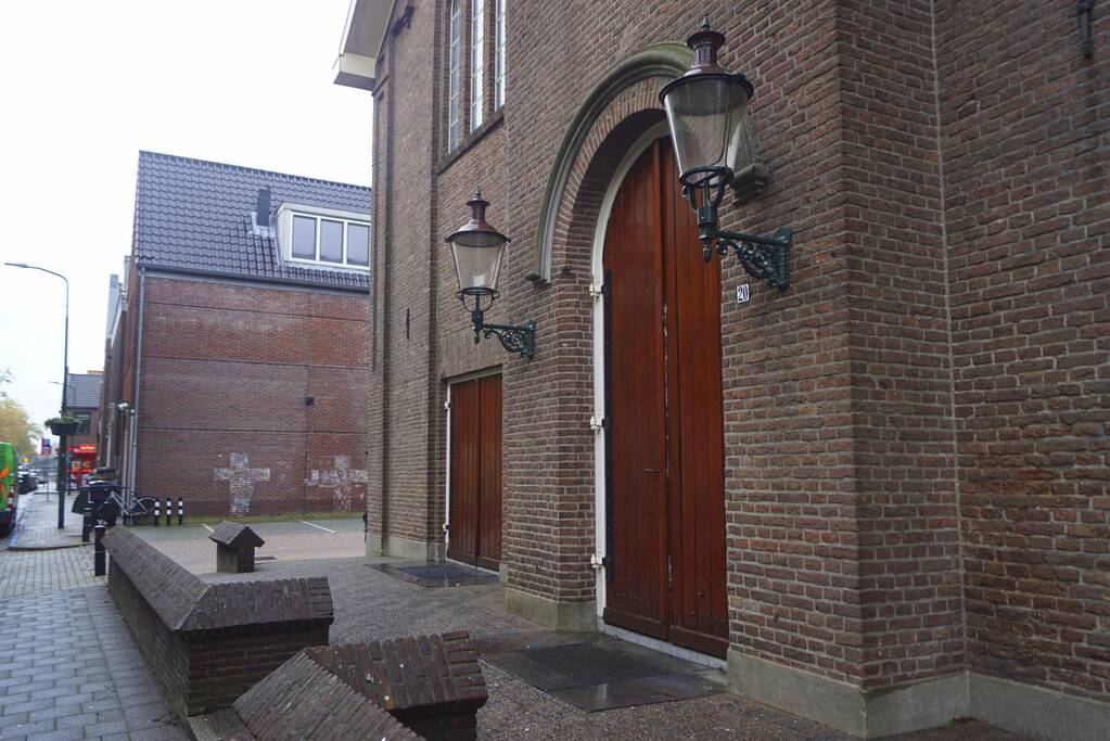 Deur gereformeerde kerk Noorderkerk dichtgekit