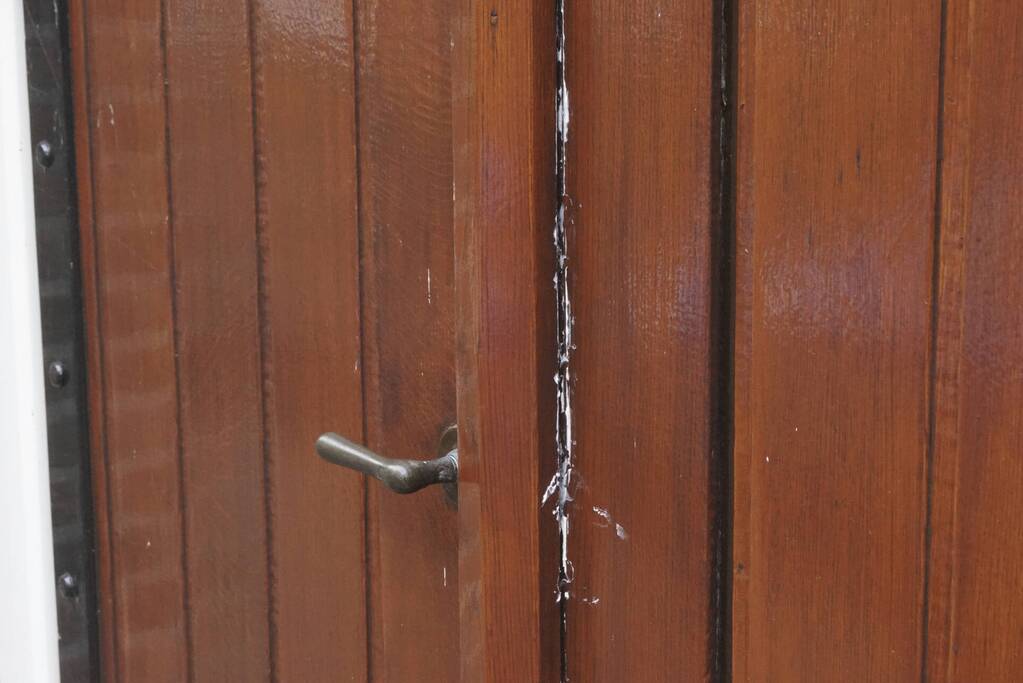 Deur gereformeerde kerk Noorderkerk dichtgekit