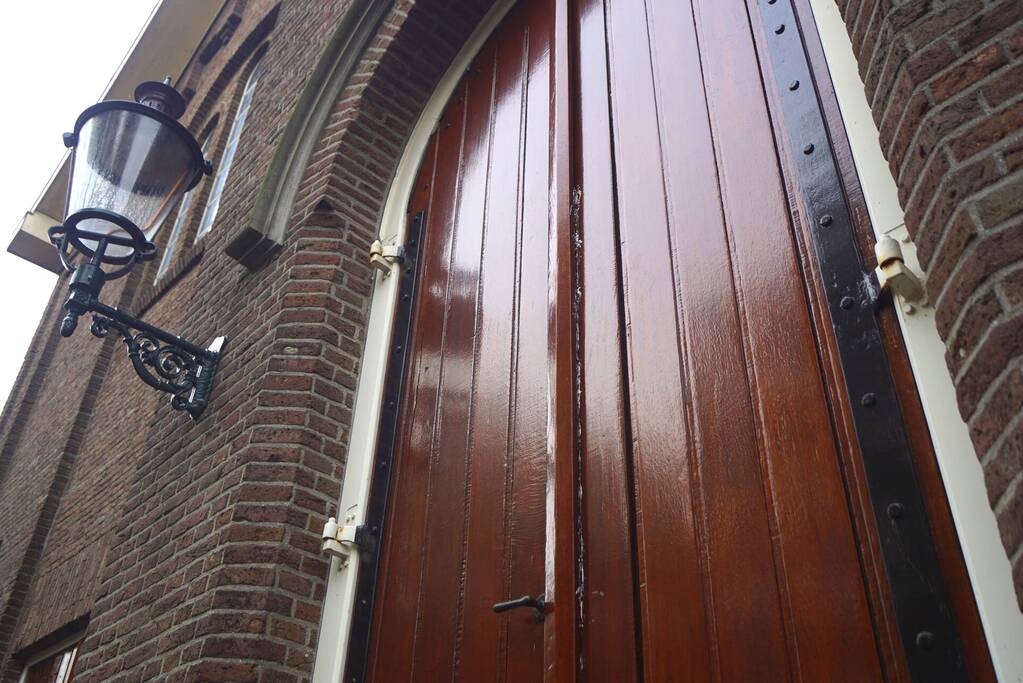 Deur gereformeerde kerk Noorderkerk dichtgekit