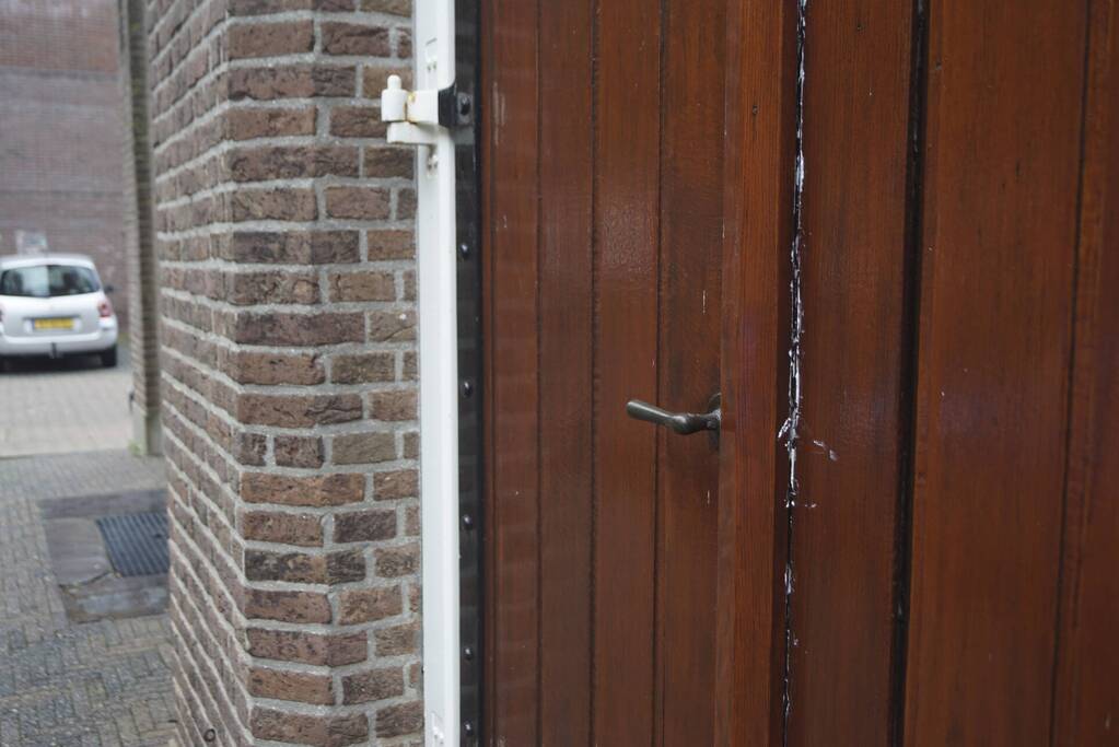 Deur gereformeerde kerk Noorderkerk dichtgekit