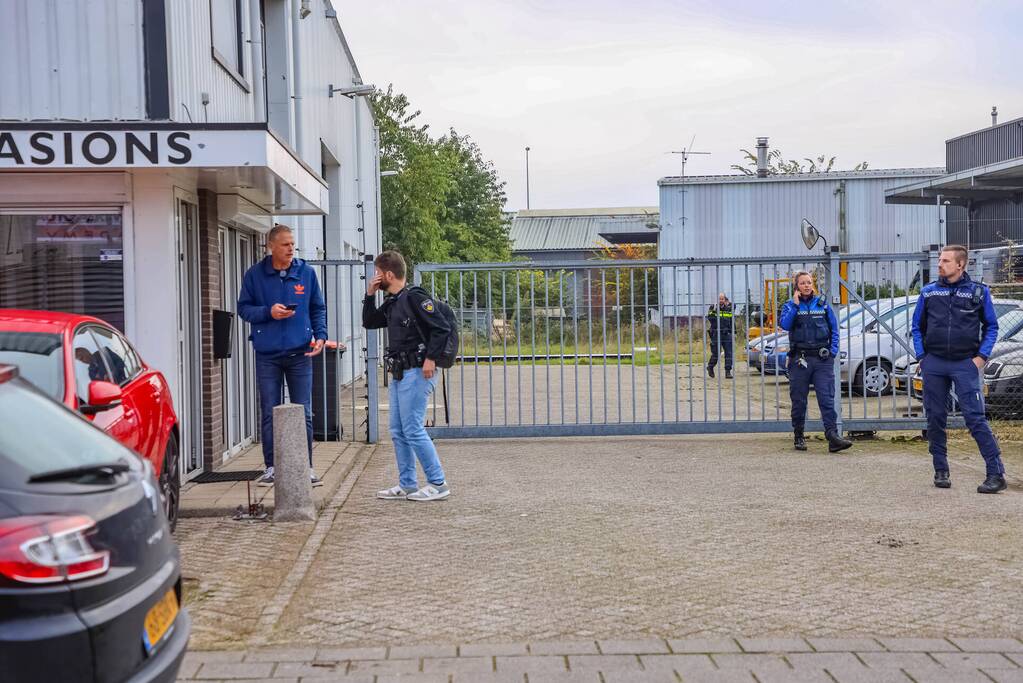 Onderzoek naar vreemde lucht bij autogarage