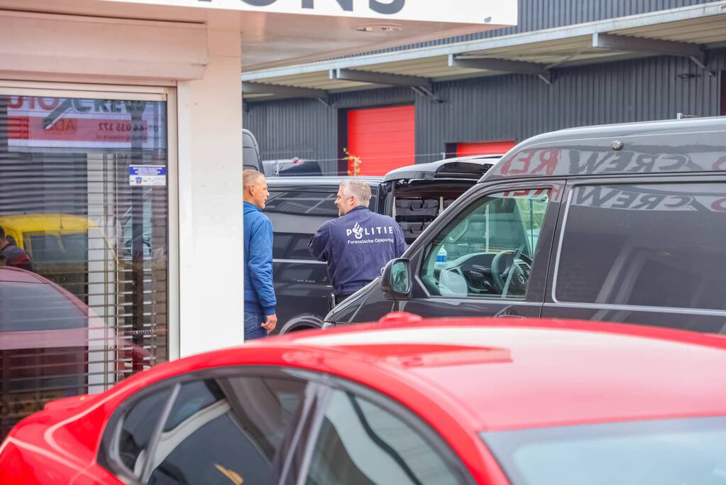 Onderzoek naar vreemde lucht bij autogarage