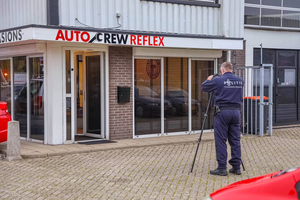 Onderzoek naar vreemde lucht bij autogarage