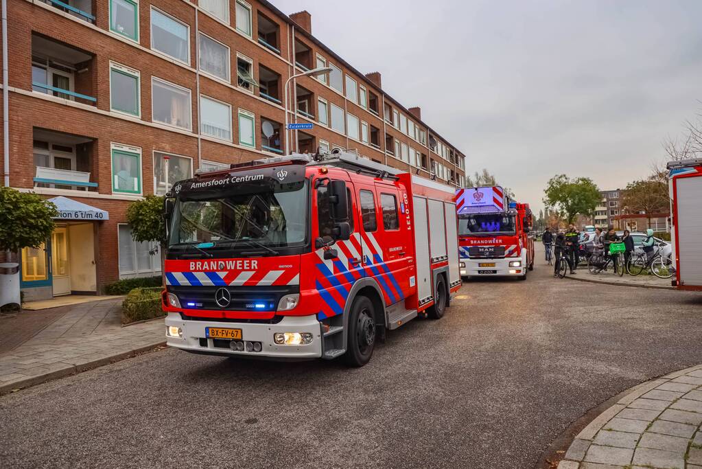 Veel brandweer aanwezig bij woning vol rook
