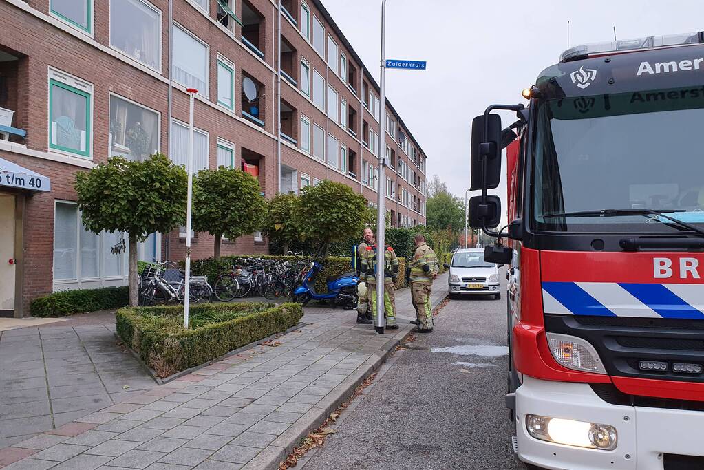 Veel brandweer aanwezig bij woning vol rook