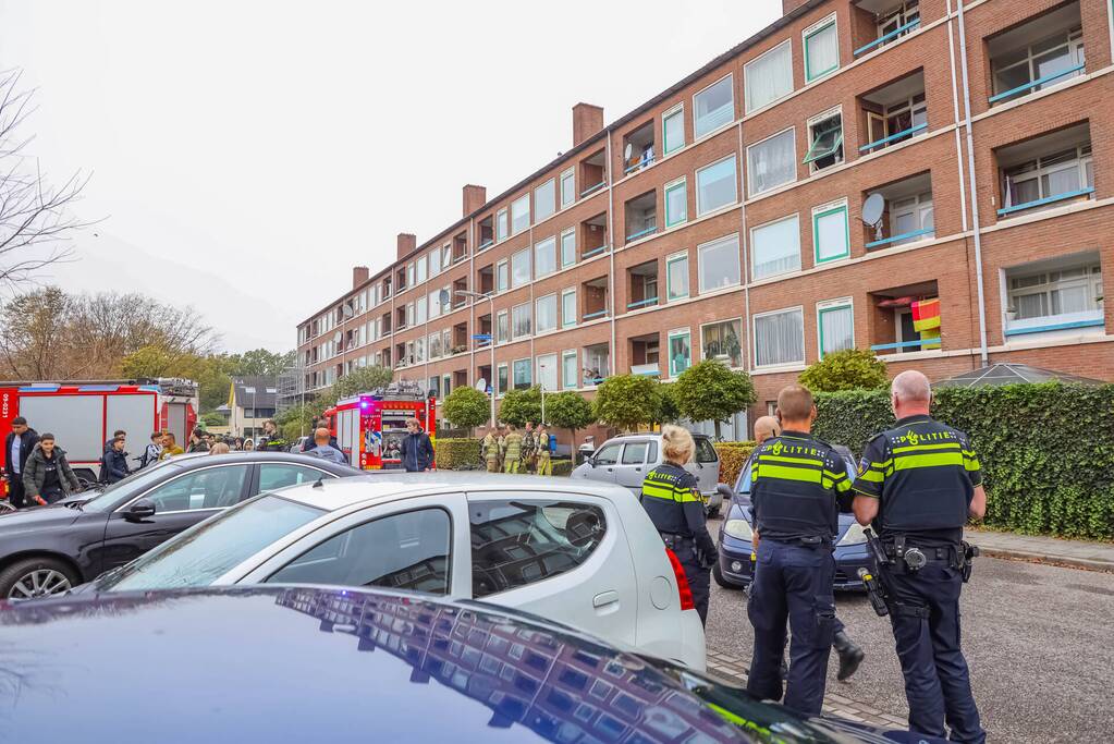 Veel brandweer aanwezig bij woning vol rook