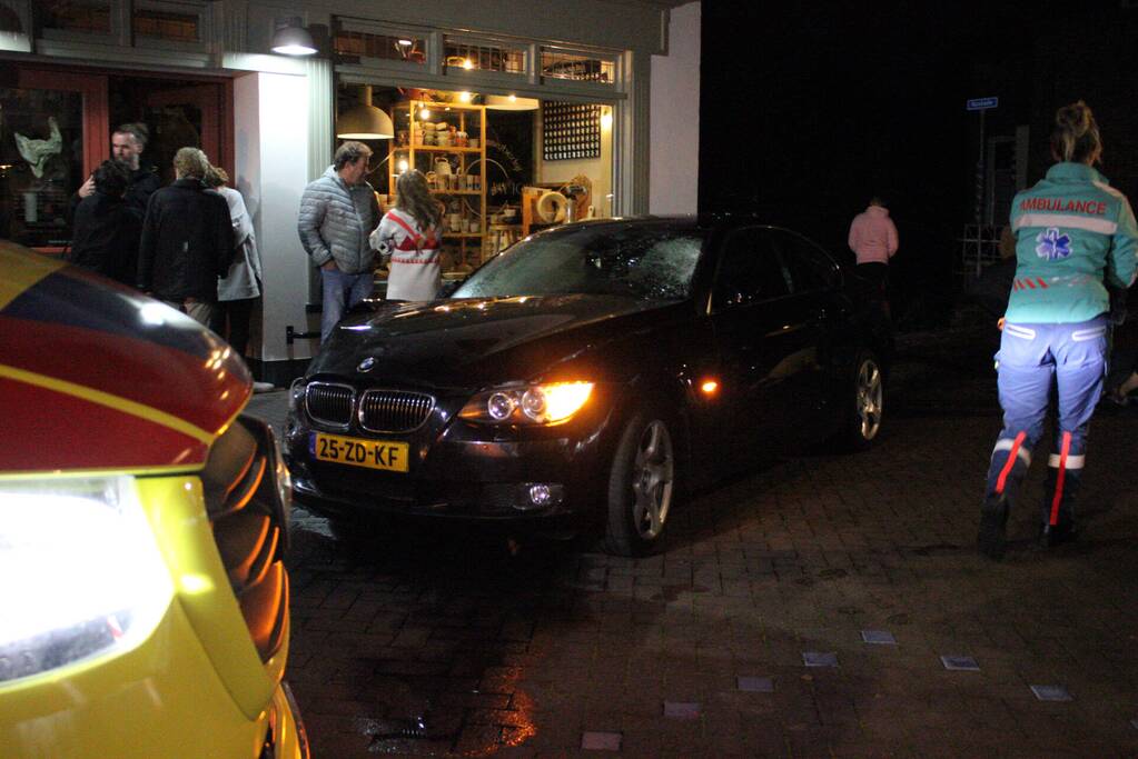 Voetganger zwaargewond nadat auto uit de bocht vliegt