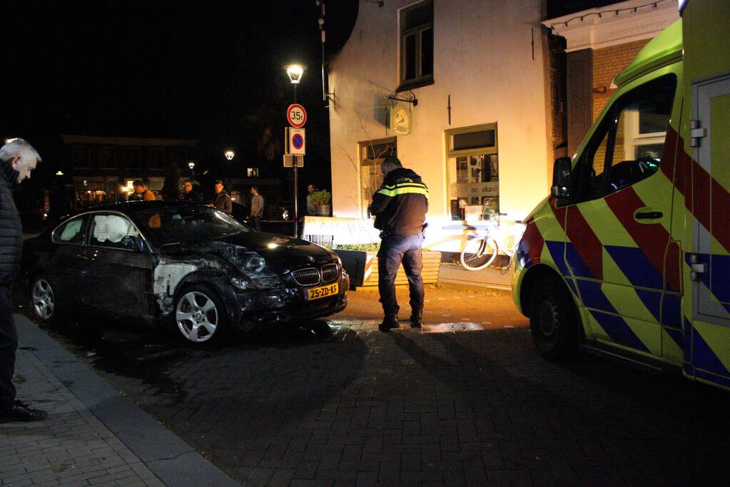 Voetganger zwaargewond nadat auto uit de bocht vliegt