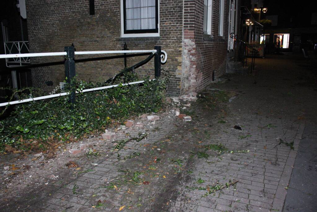 Voetganger zwaargewond nadat auto uit de bocht vliegt