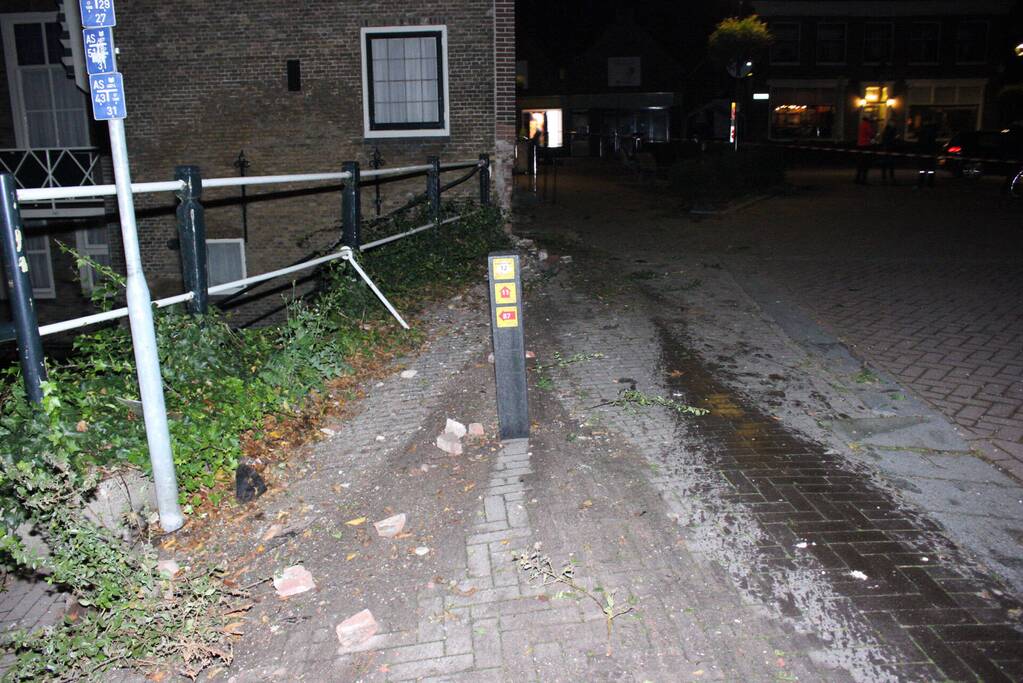 Voetganger zwaargewond nadat auto uit de bocht vliegt