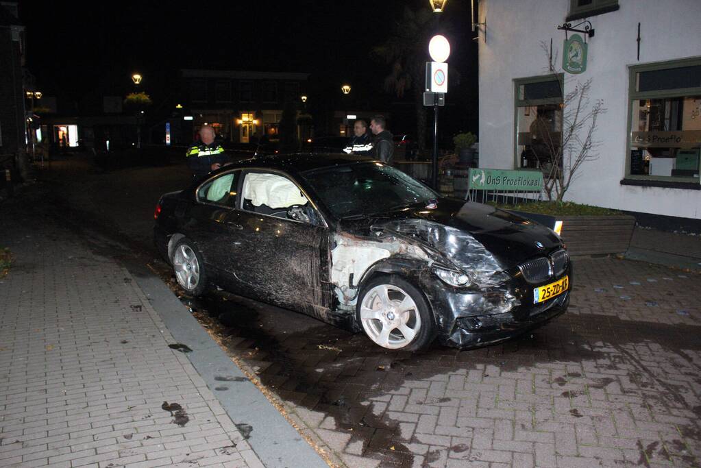 Voetganger zwaargewond nadat auto uit de bocht vliegt