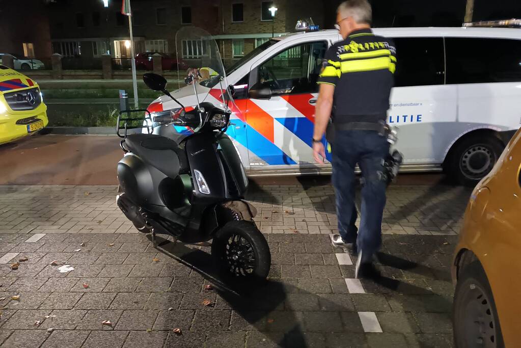 Automobilist ziet scooterrijder over het hoofd