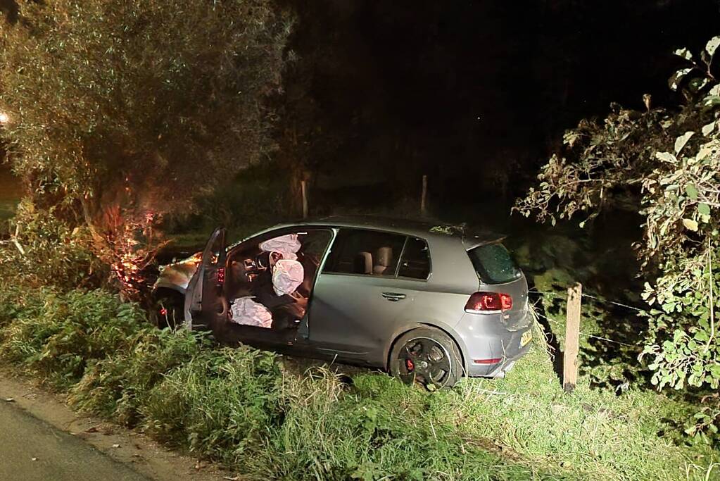 Bestuurder onder invloed belandt in berm