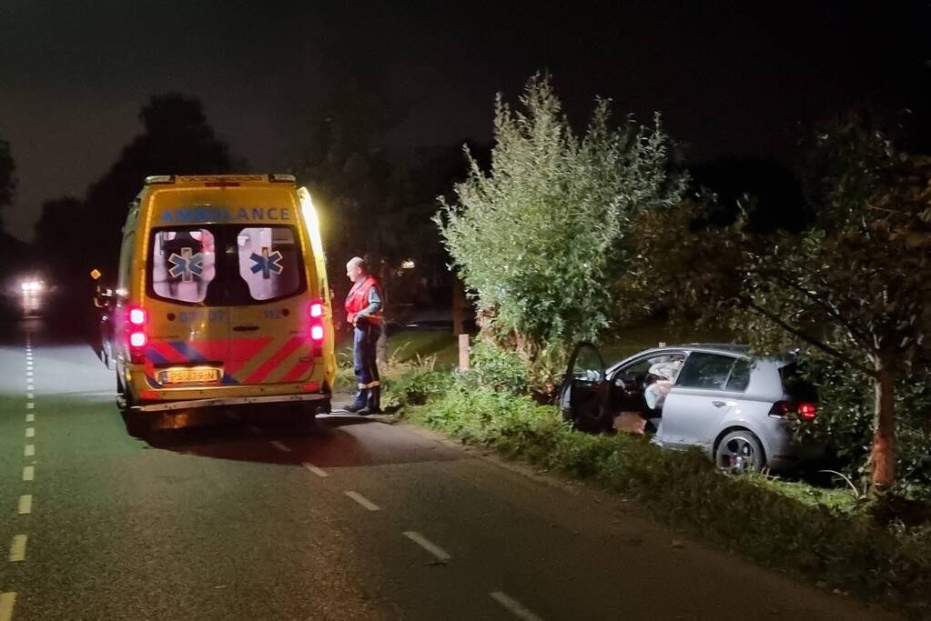 Bestuurder onder invloed belandt in berm