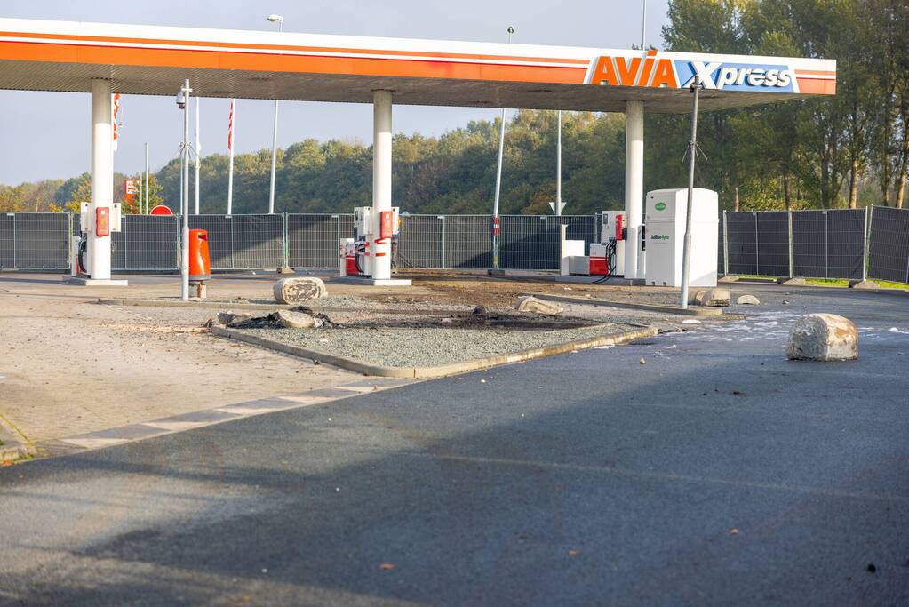 Overleden persoon aangetroffen in uitgebrande bestelbus