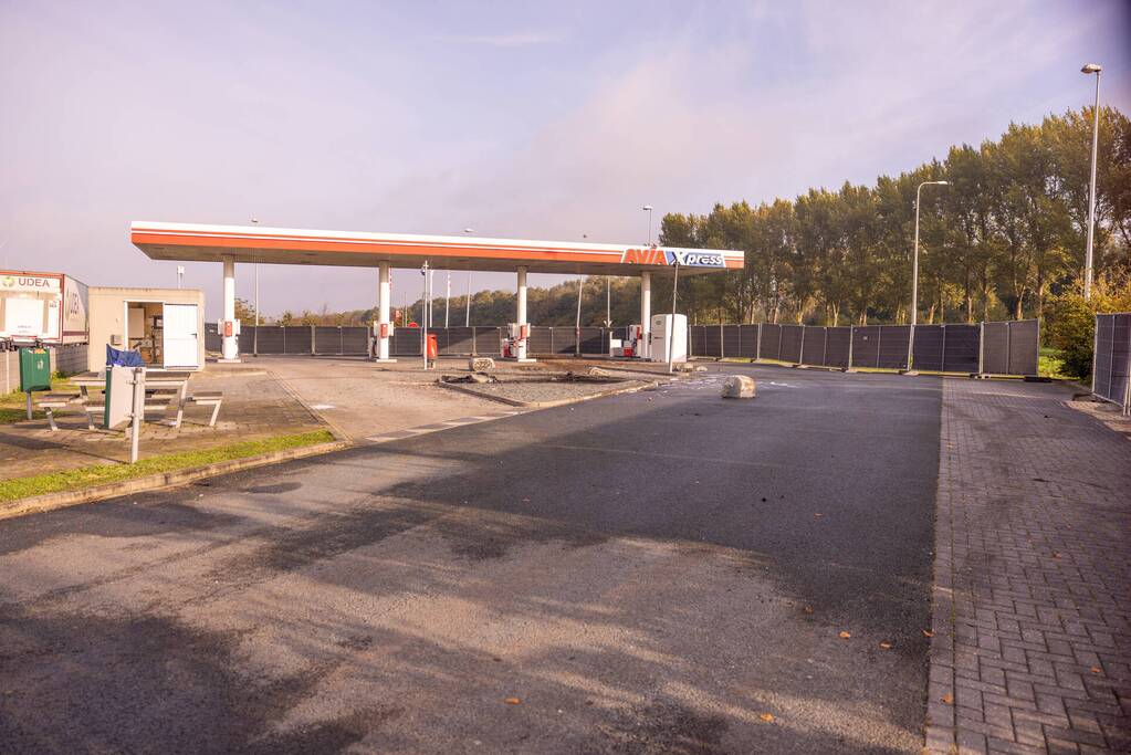 Overleden persoon aangetroffen in uitgebrande bestelbus