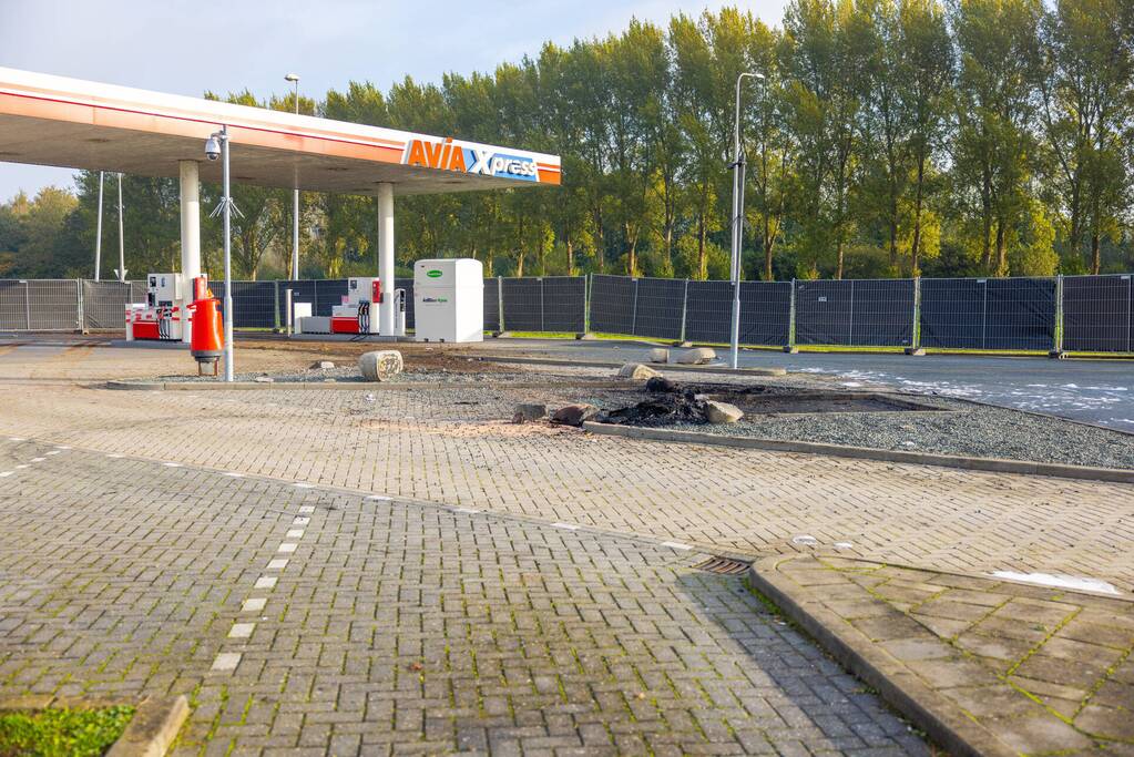 Overleden persoon aangetroffen in uitgebrande bestelbus