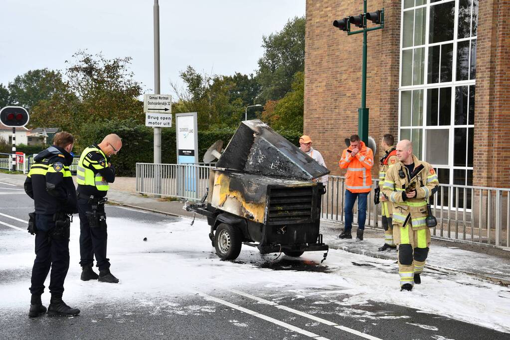 Brand in generator op aanhanger tijdens het rijden
