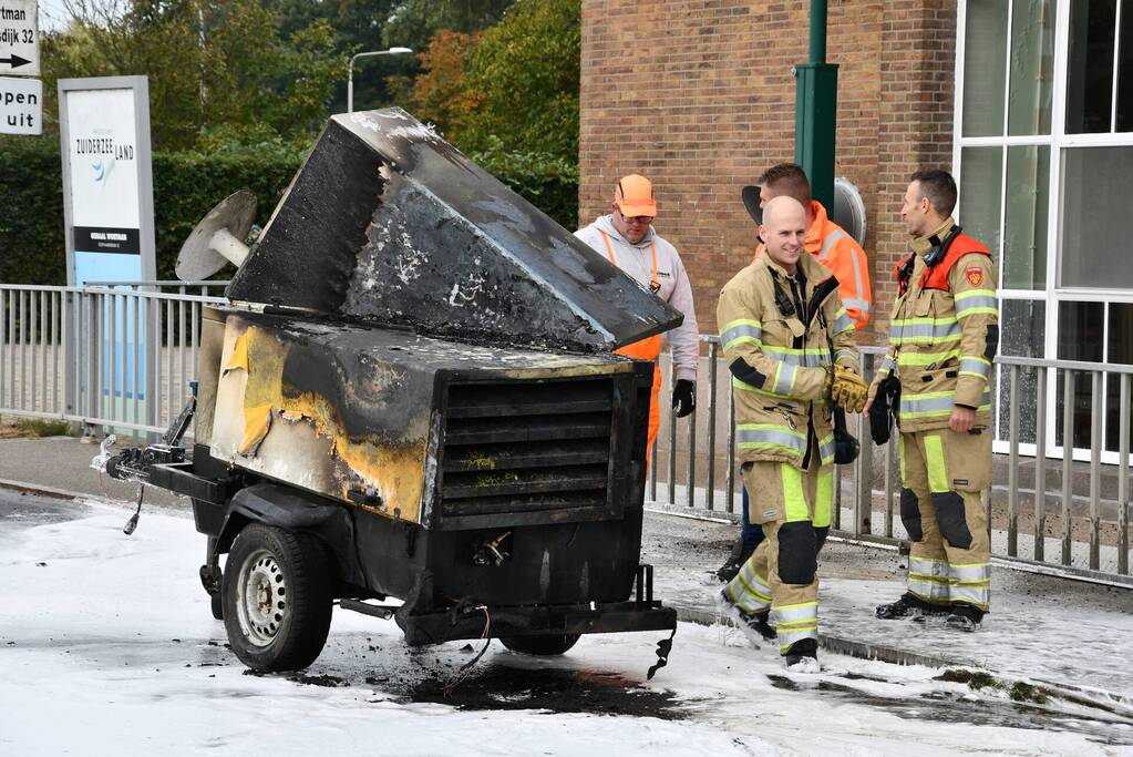 Brand in generator op aanhanger tijdens het rijden