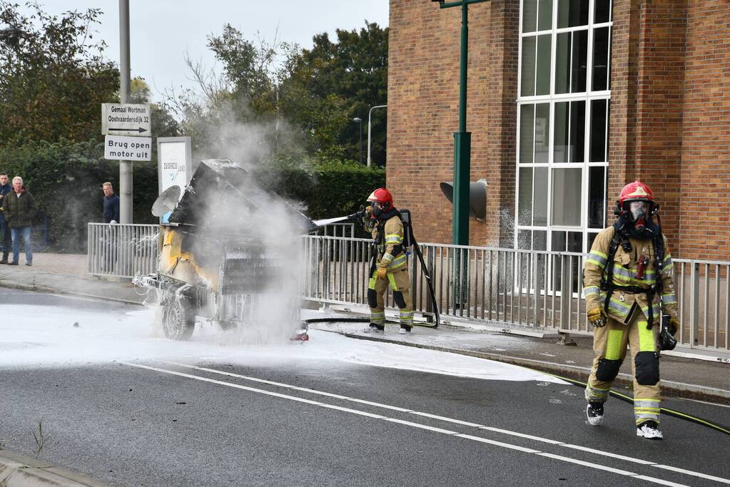 Brand in generator op aanhanger tijdens het rijden