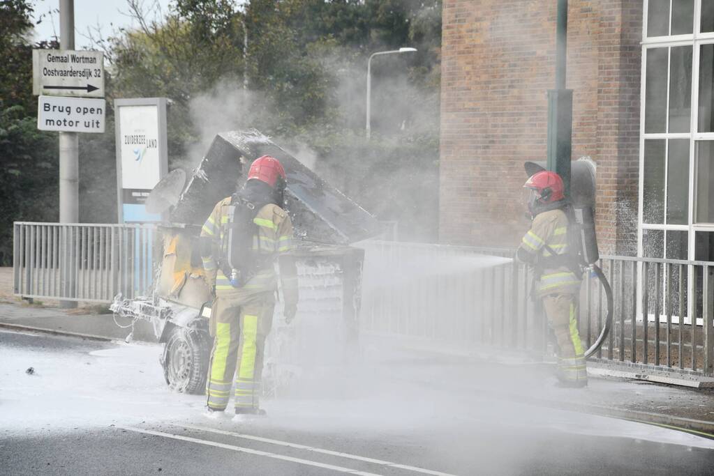 Brand in generator op aanhanger tijdens het rijden