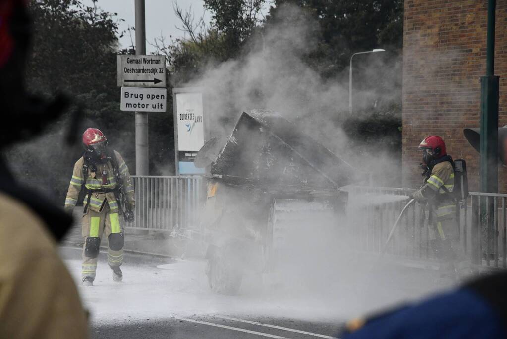 Brand in generator op aanhanger tijdens het rijden