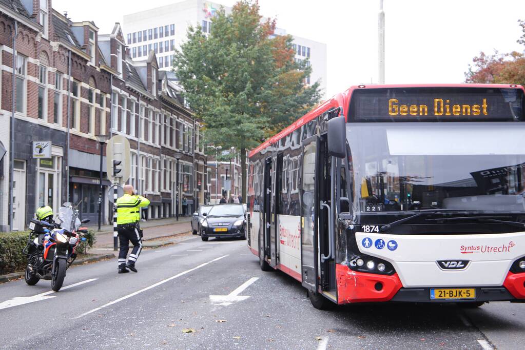 Stadsbus botst op auto
