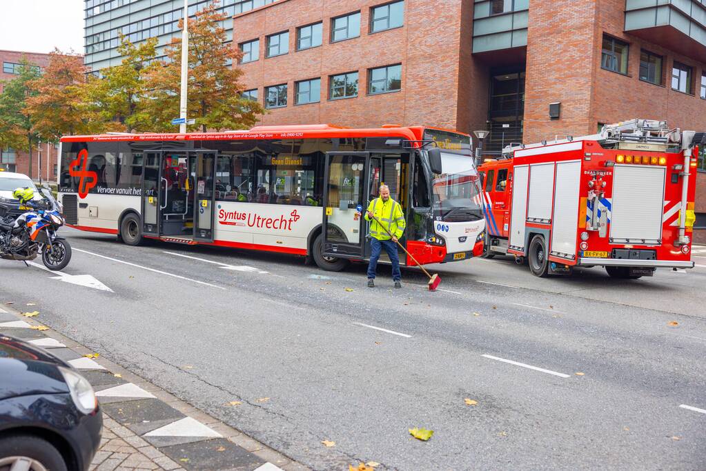 Stadsbus botst op auto