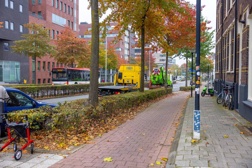 Stadsbus botst op auto