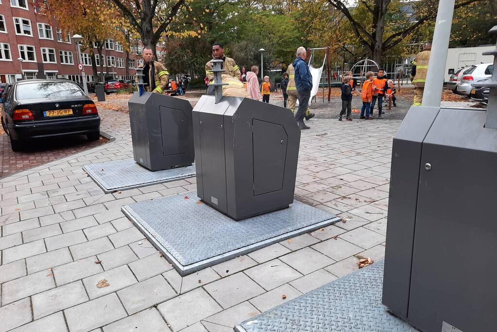 Brandweer blust brand in ondergrondse container