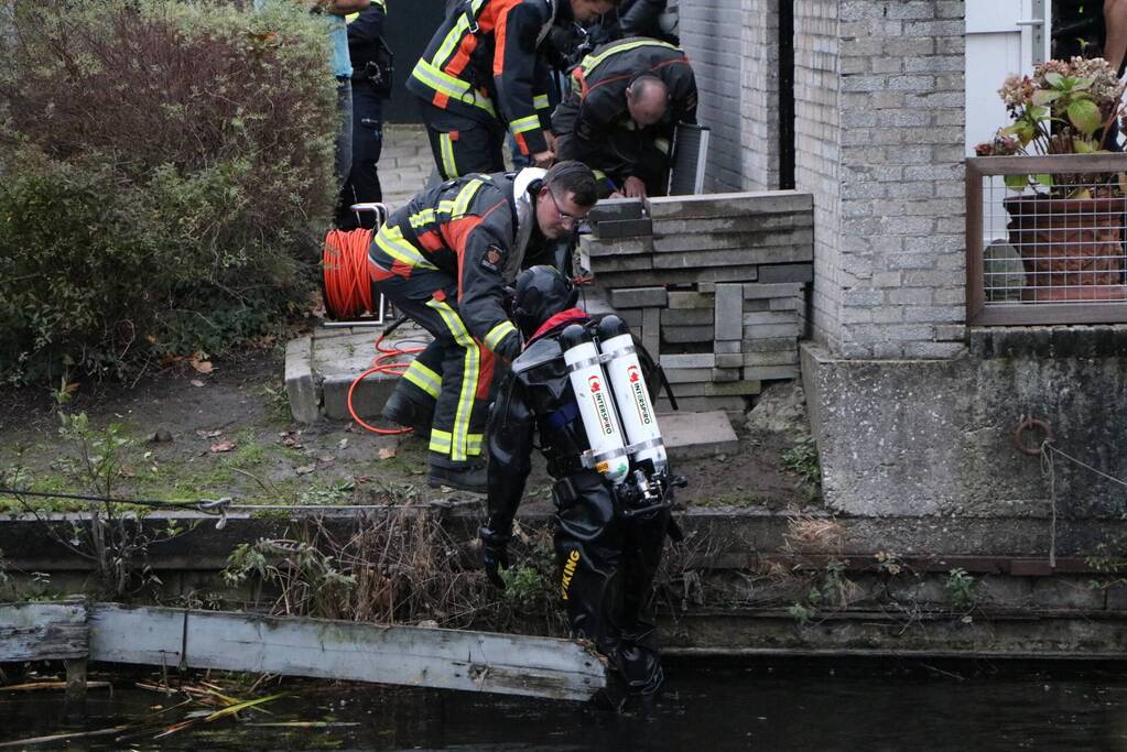 Duikers zoeken naar geld en drugs