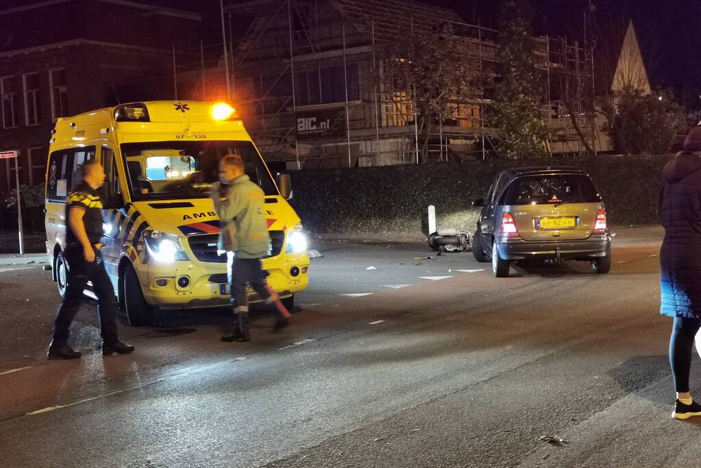Opzittenden van scooter gewond na ongeval