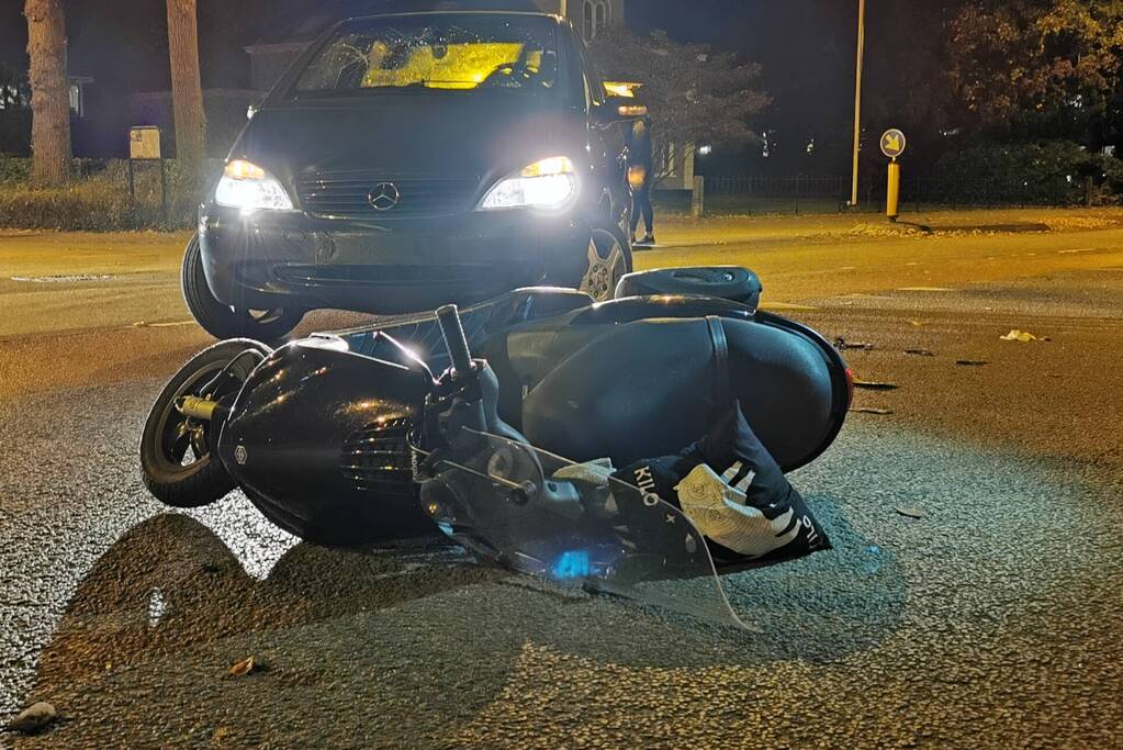Opzittenden van scooter gewond na ongeval