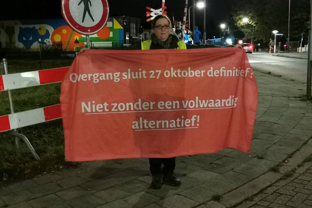 Veel protest tegen sluiten spoorwegovergang