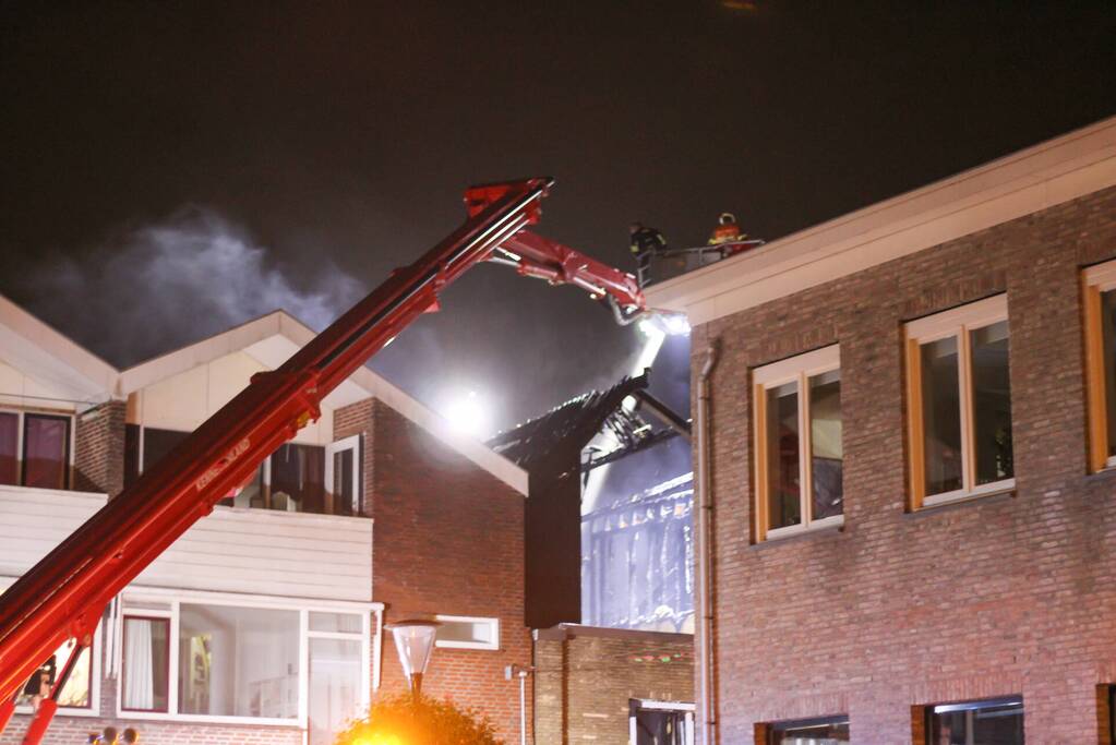 Daken verwoest door grote uitslaande brand