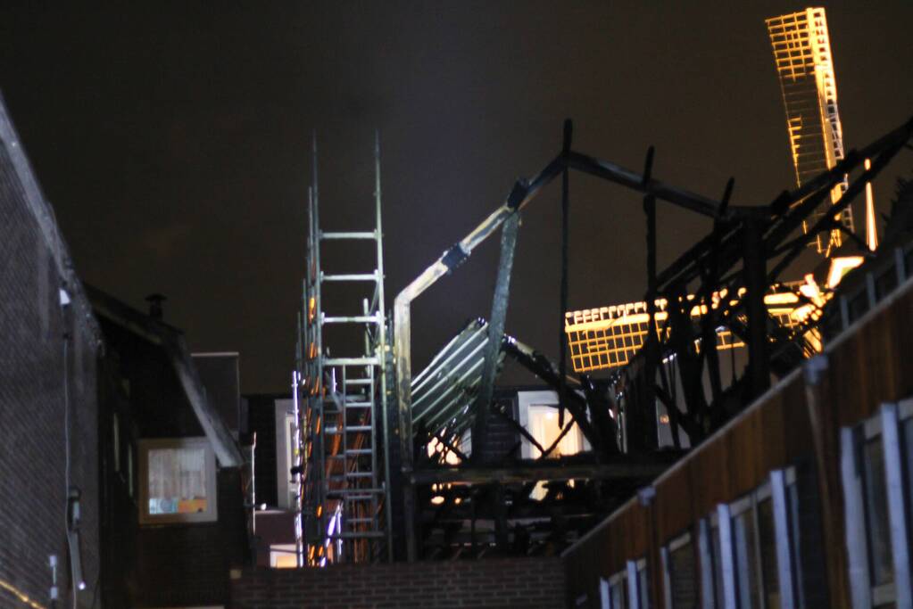Daken verwoest door grote uitslaande brand