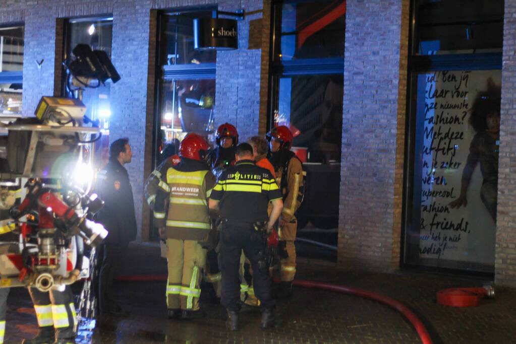 Daken verwoest door grote uitslaande brand