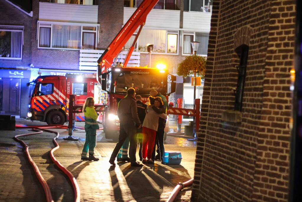 Daken verwoest door grote uitslaande brand