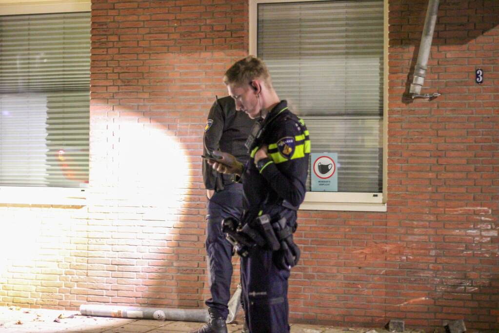 Bestuurster rijdt tegen gebouw aan