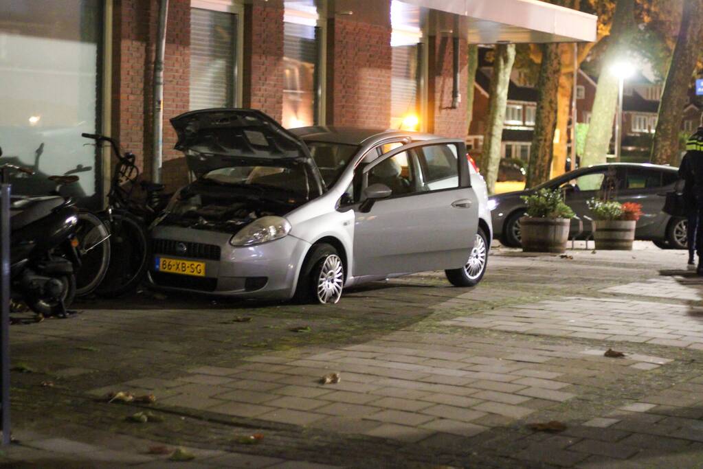 Bestuurster rijdt tegen gebouw aan
