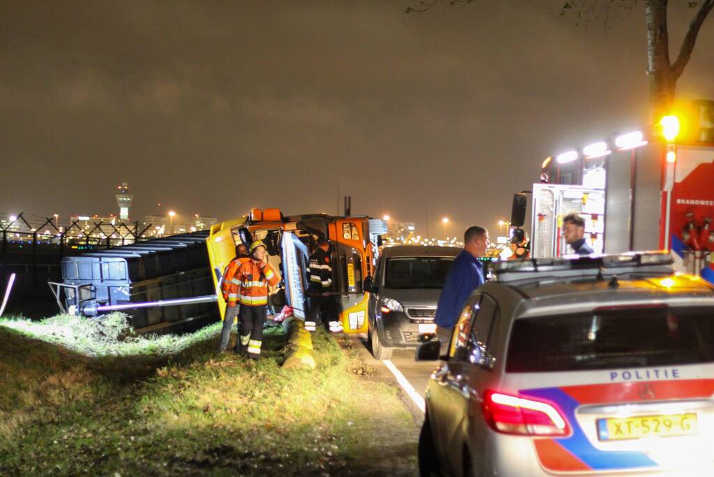 Vrachtwagen belandt op zijn kant