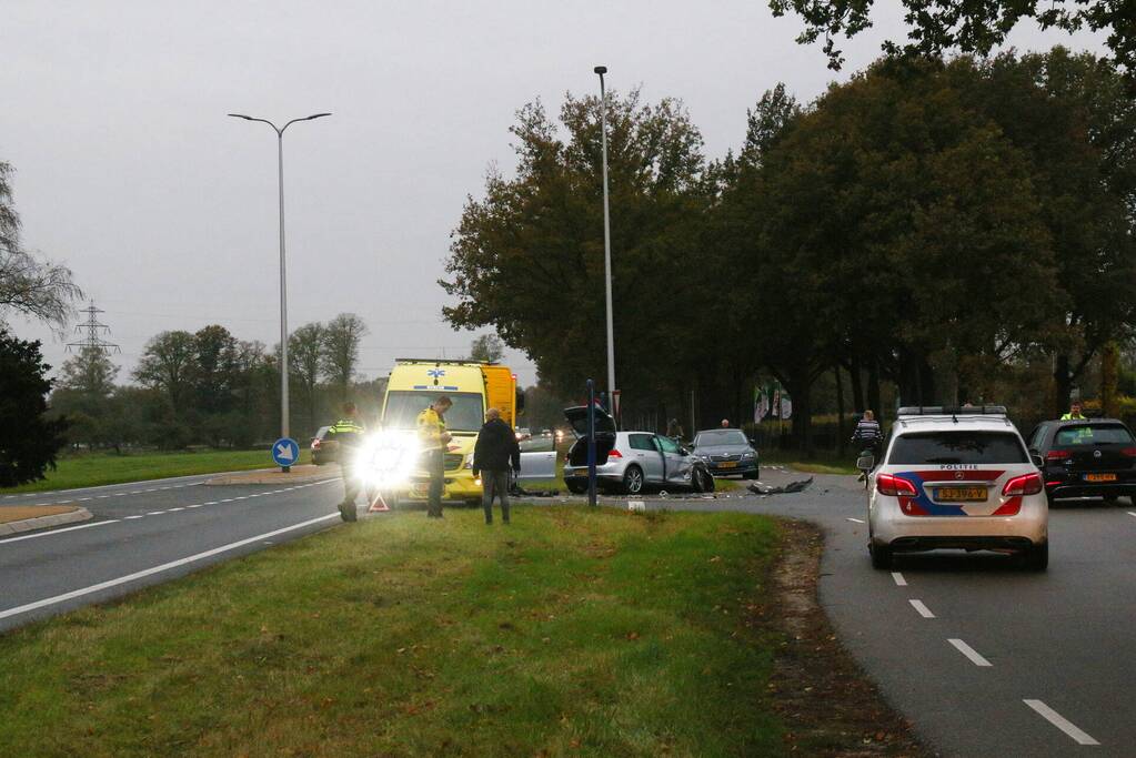 Flinke schade bij botsing tussen twee auto's