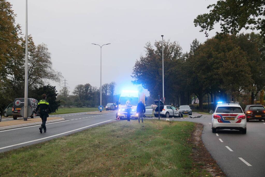 Flinke schade bij botsing tussen twee auto's