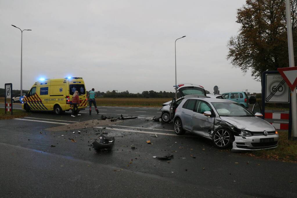 Flinke schade bij botsing tussen twee auto's