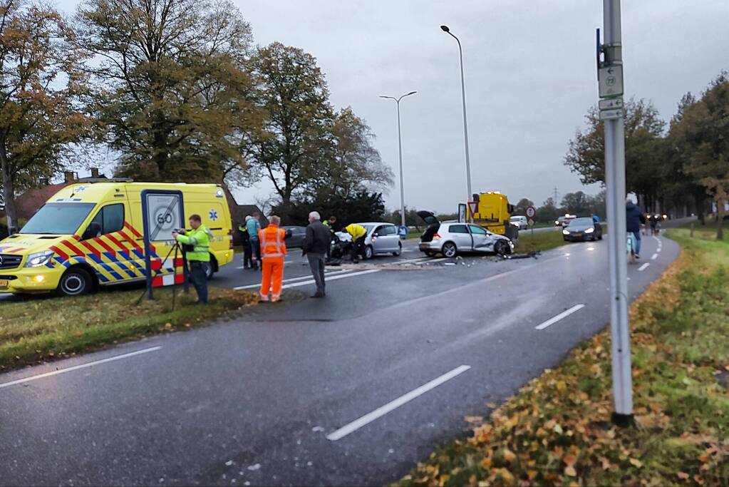 Flinke schade bij botsing tussen twee auto's