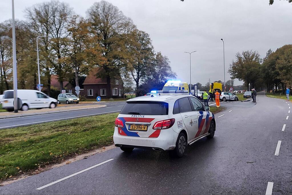 Flinke schade bij botsing tussen twee auto's