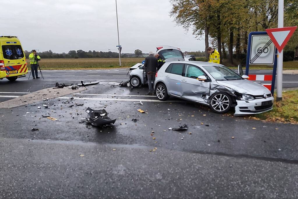 Flinke schade bij botsing tussen twee auto's