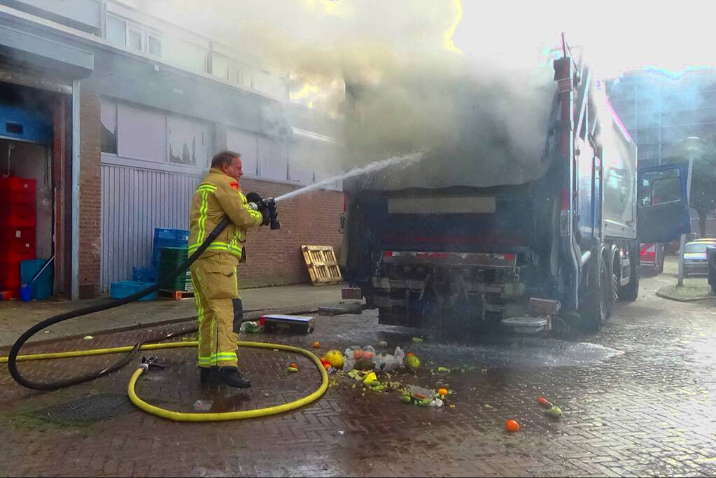 Brandweer blust brand in vuilniswagen