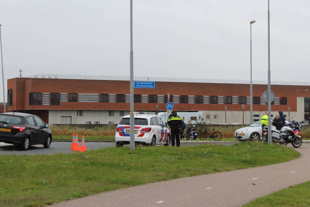 Persoon gewond bij aanrijding met auto bij rotonde